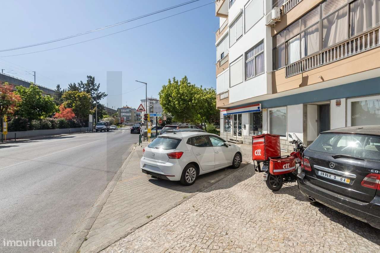 Espaço Comercial (Loja) no Centro de Corroios: Espaço Amplo, Remodelad-28