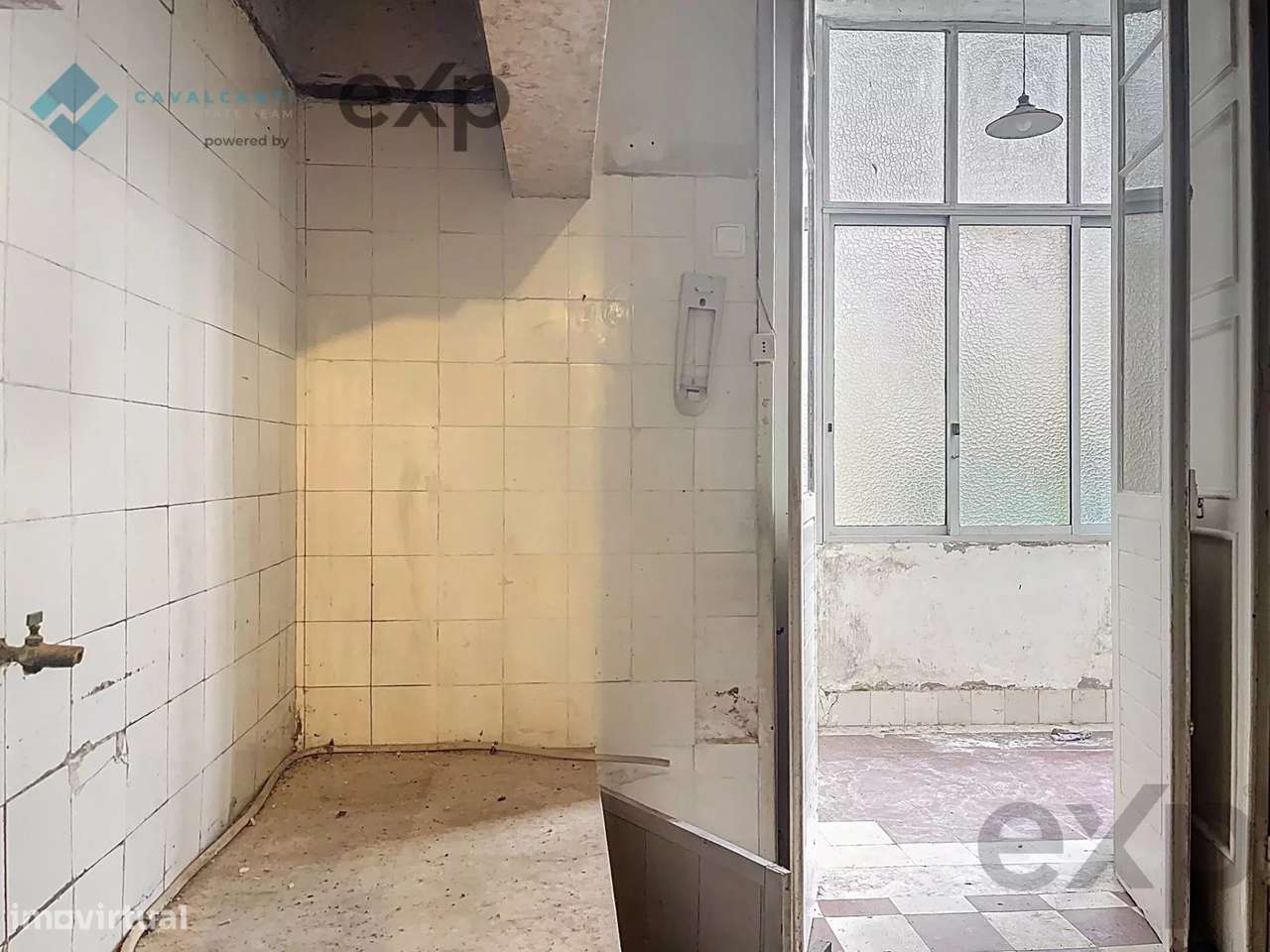 T3 com charme e logradouro Para Remodelar – Lisboa-31