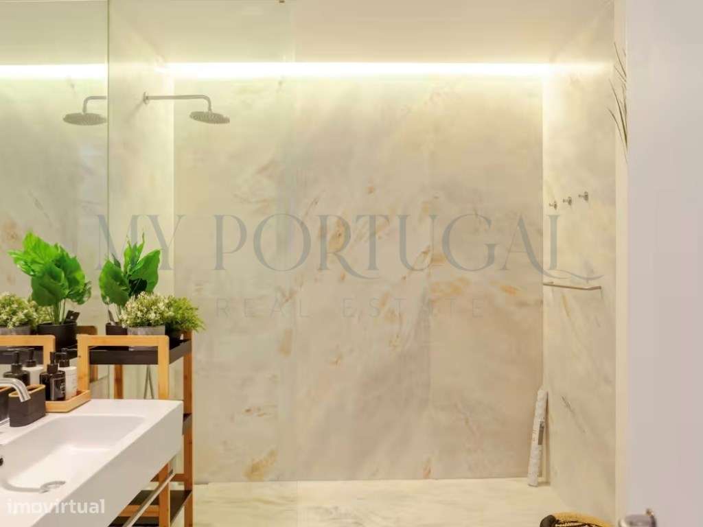 Refúgio de Design e Luz na Praça Dom Luís I - Onde o Rio encontra a...-23