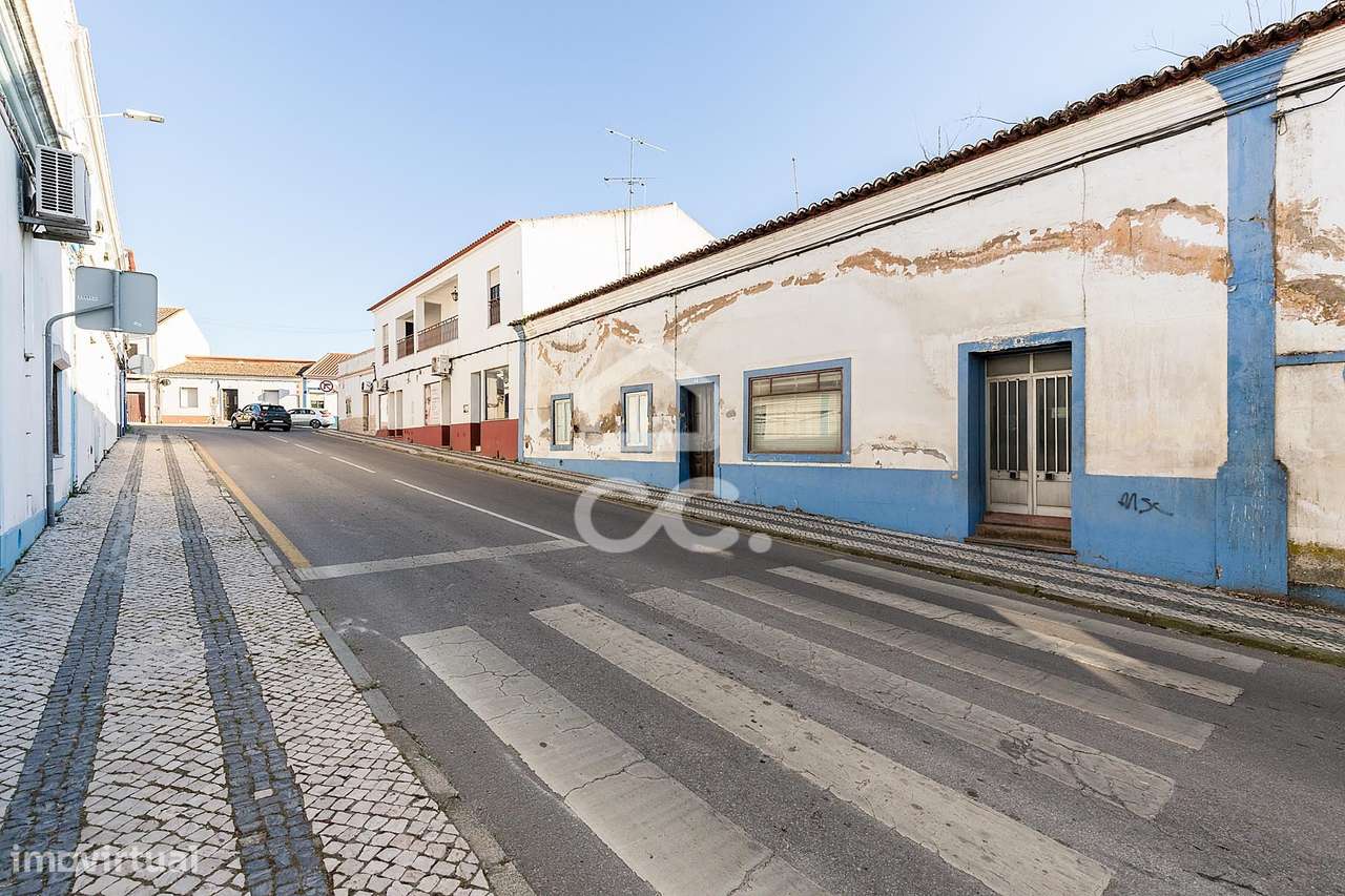 Prédio c/ Moradia >T6, Quintal e Espaço Comercial, em Reguengos de Mon - Grande imagem: 3/60