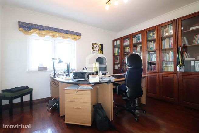 Moradia T5 nos Carvalhais com jardim, piscina e campo de jogos.-9