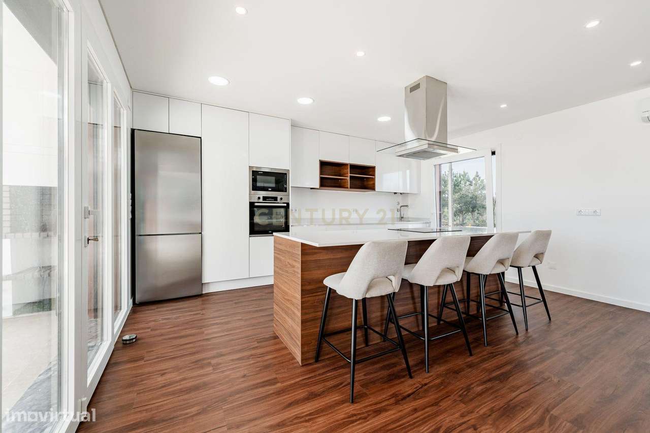 Moradia T4 em Fernão Ferro, Seixal, com Piscina e enorme Jardim-14