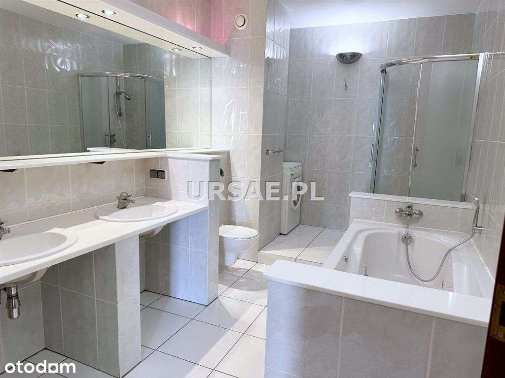 Przy Metrze Rondo Daszyńskiego i biurowcu Sire-10