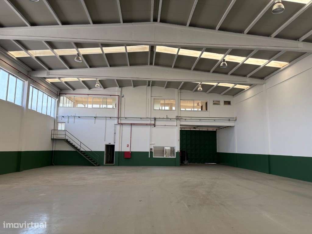 Armazém junto autoestrada com escritórios na Trofa - Grande imagem: 2/16