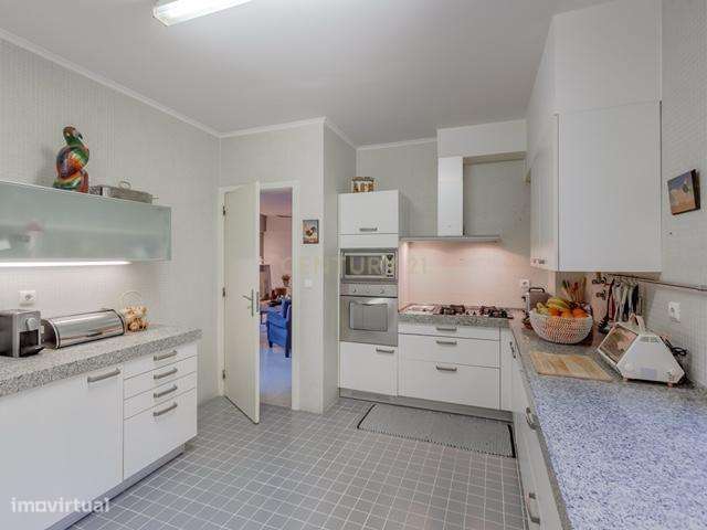 Moradia T6 com Jardim Interior e Garagem na Lapa – Junto à Embaixada d-7