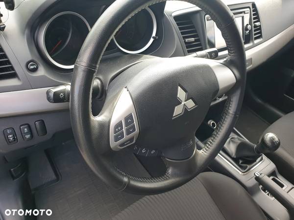 Mitsubishi Lancer 1.6 Invite - 3