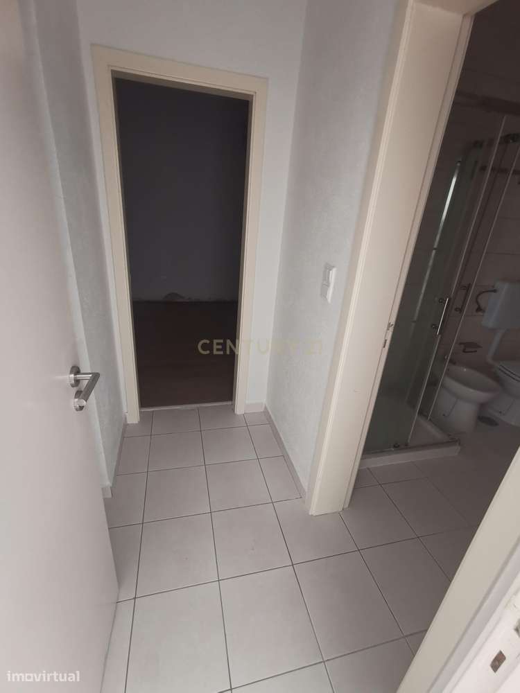 Apartamento T1 R/C com quintal - Charneca da Caparica-9