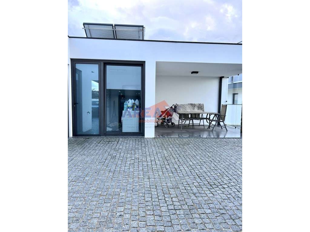 Moradia T4 de Arquitetura Moderna | Excelente Estado-5