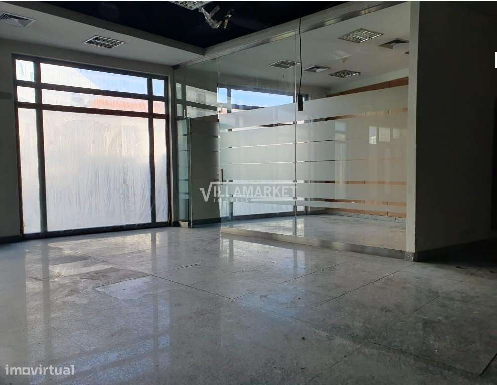 Loja da banca com 221 m2 situada na EN 118 em pleno Centro de Samora C-8