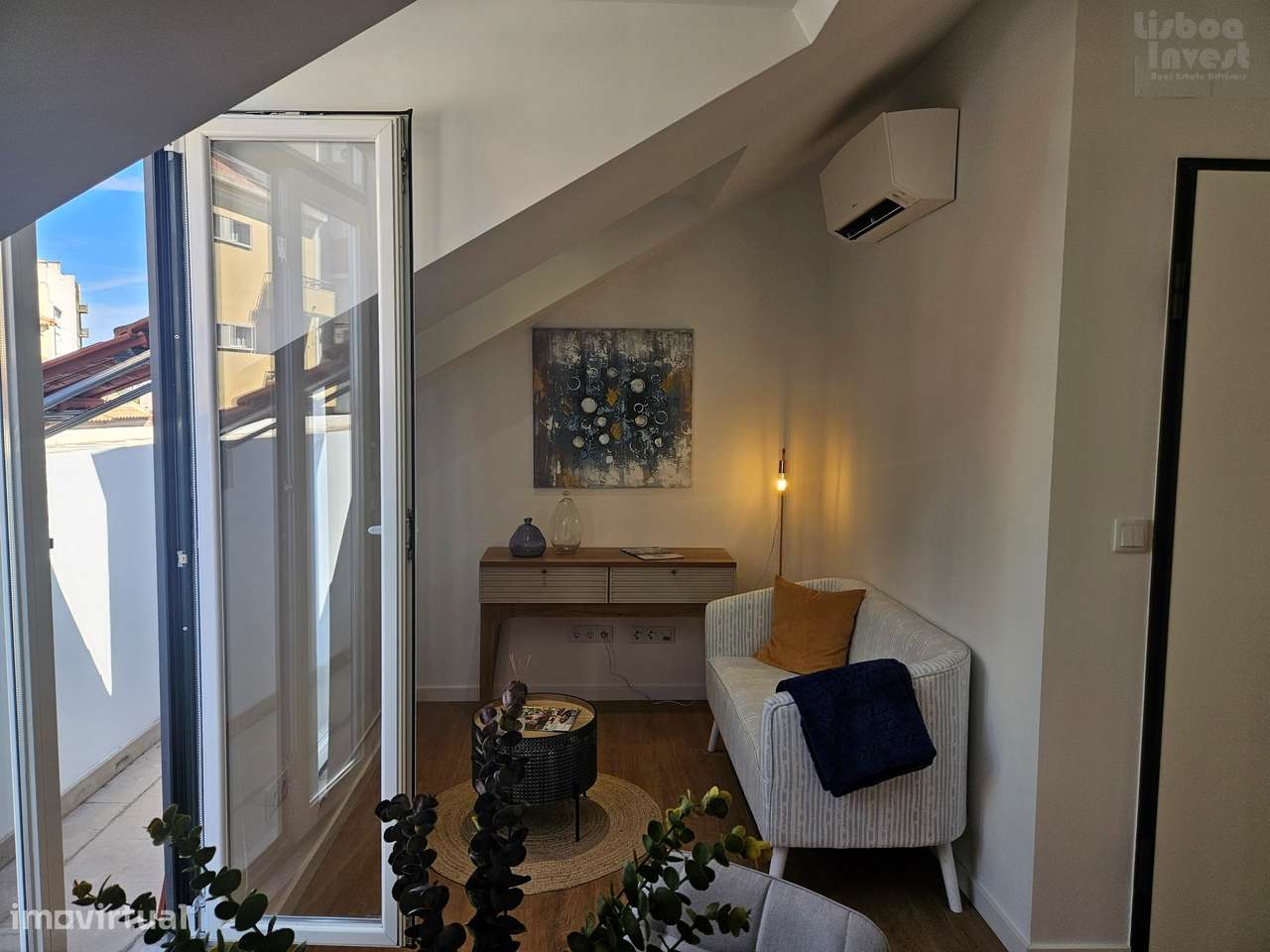 Vendo T2 Remodelado Santa Apolonia com Varanda e vista Rio-2