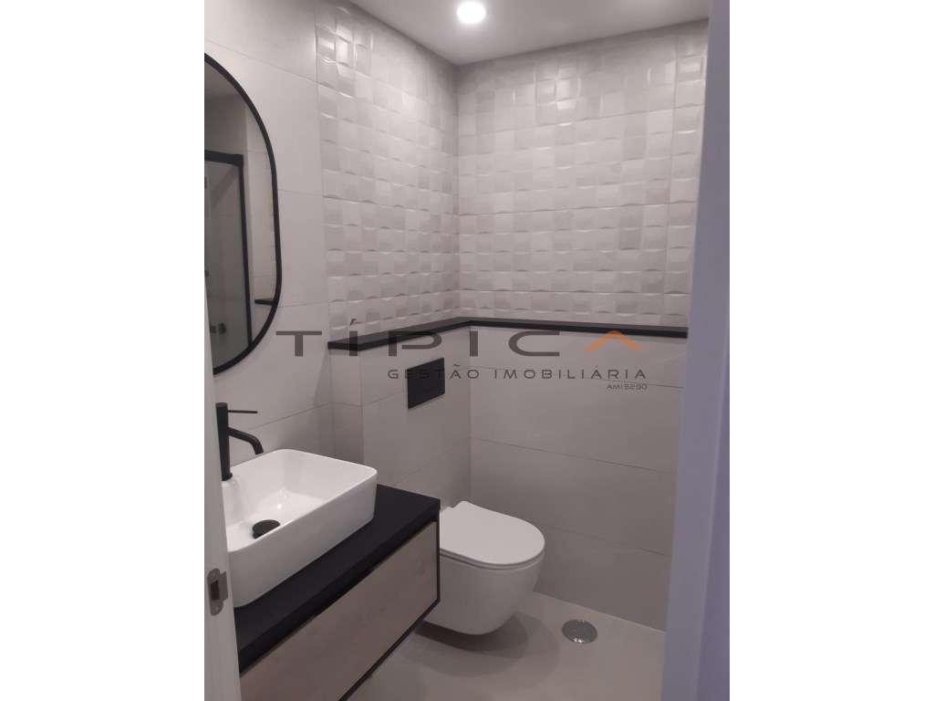 Amadora-Venteira T2+1 totalmente remodelado, atualmente ainda em fa...-5