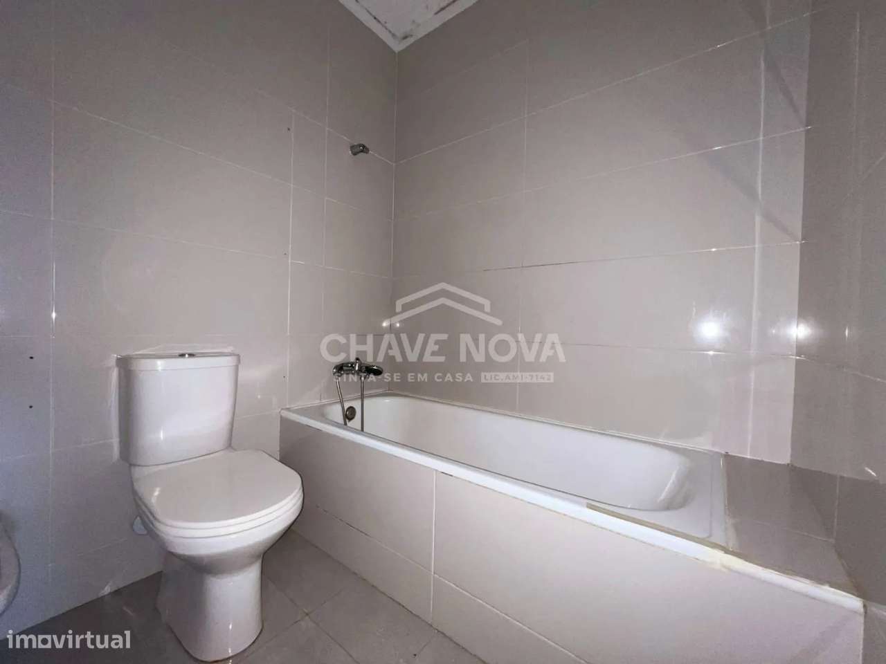 Apartamento T2 c/ Lugar de Garagem em Canelas (Edifício Prestige)-1