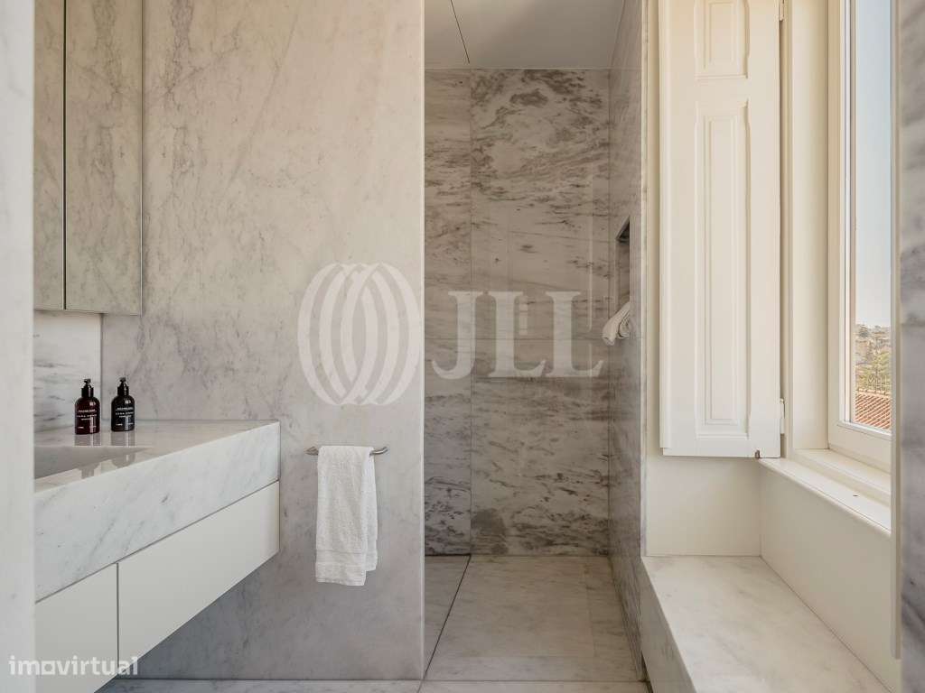 Apartamento T3+2 com jardim, em pleno Castelo, Lisboa-34