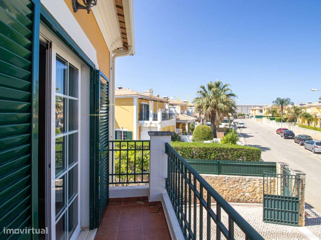 FANTÁSTICA/MORADIA EM BANDA/COM 4 QUARTOS/JARDIM & PISCINA/A APENAS...-15