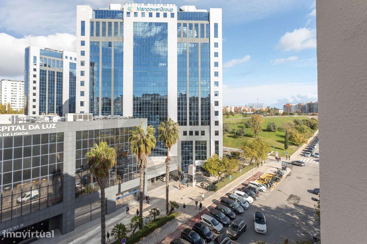 Apartamento T3 Renovado no Condomínio Torres de Lisboa | Laranjeiras S-25