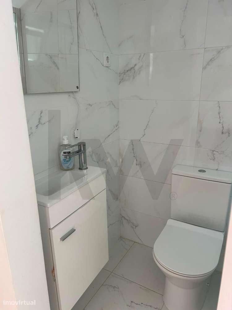 Apartamento T1+1 com Quintal e Anexo Remodelado na Rua da Graça, Lisbo-4