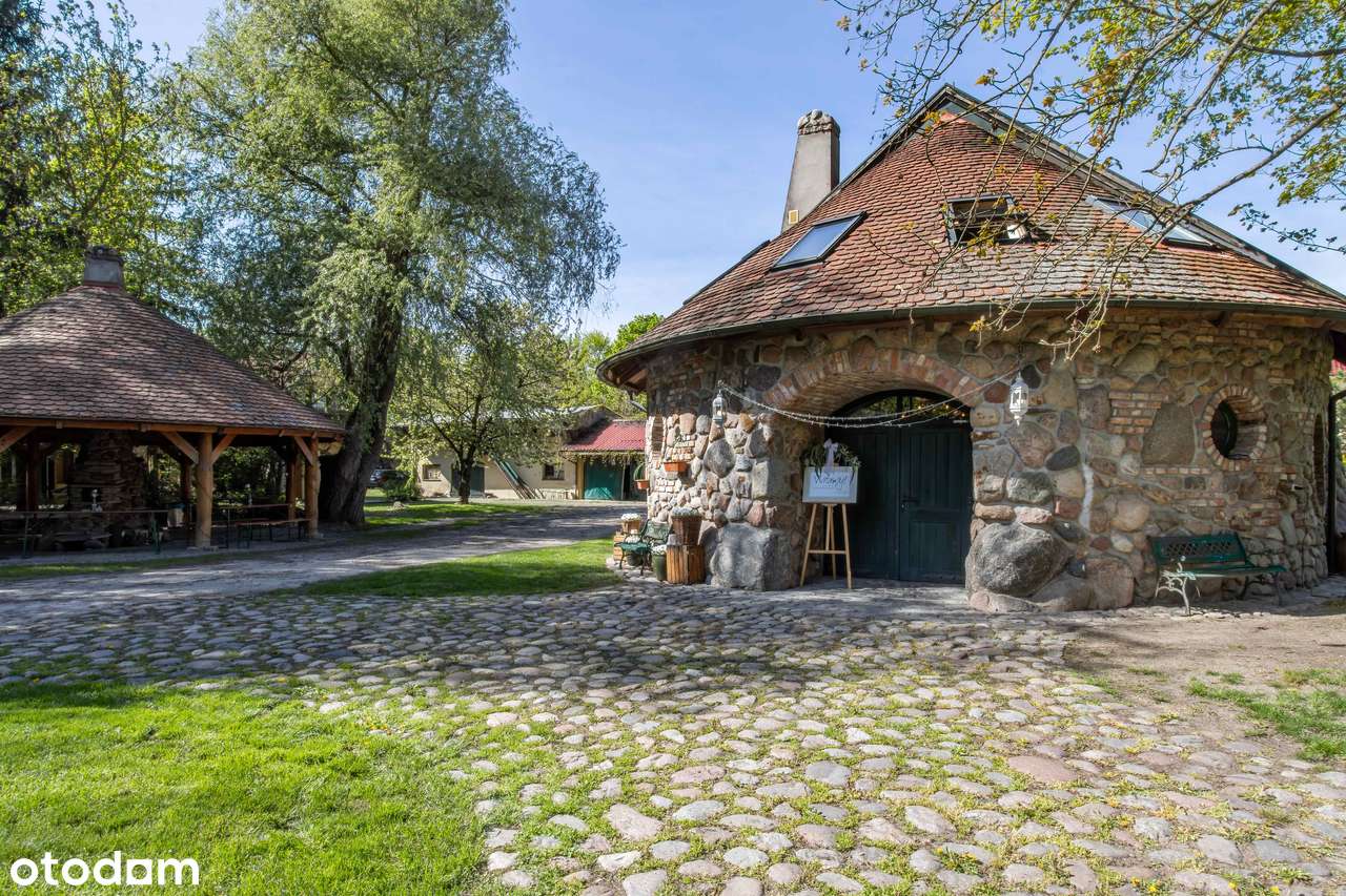 Dom z oranżerią z kominkiem ze stawem i altaną, obecnie pensjonat-7