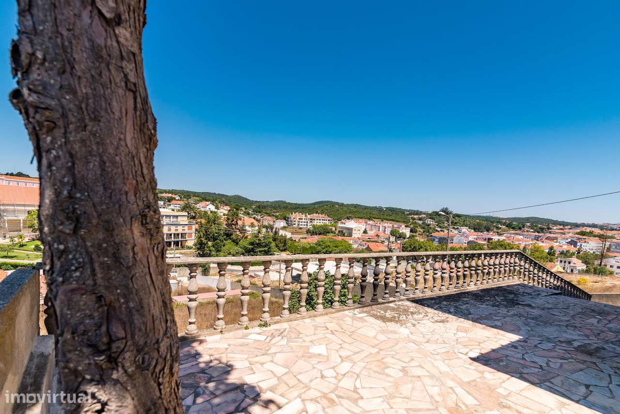 Moradia Espaçosa com Terreno, Vista Desafogada e Excelente Conforto-17