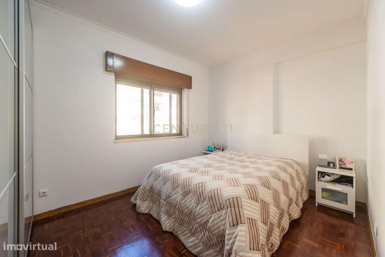Apartamento T2 em bom estado, parcialmente remodelado-24
