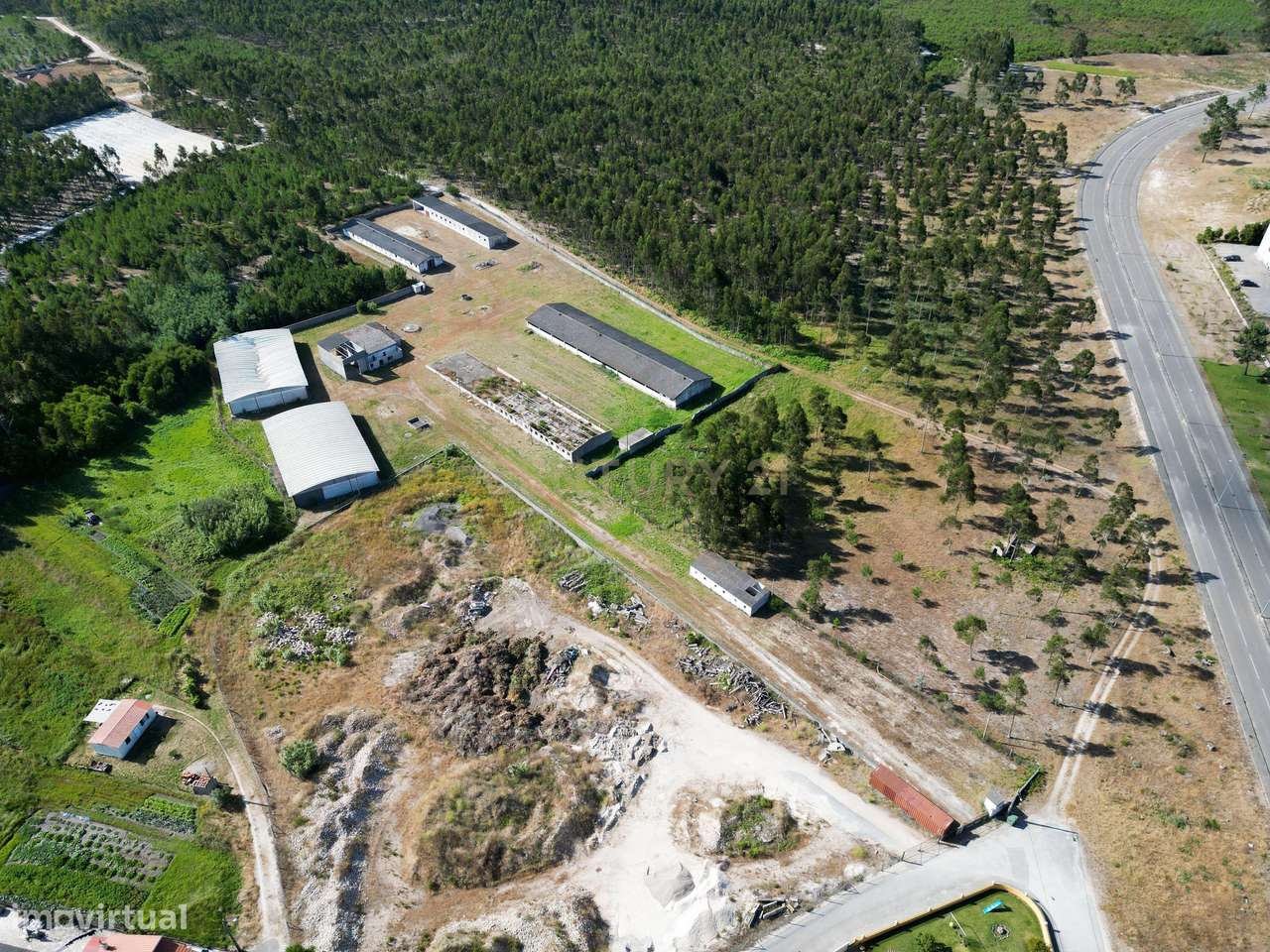 Terreno com 13480m2 com dois armazéns de atividade industrial - Grande imagem: 4/12