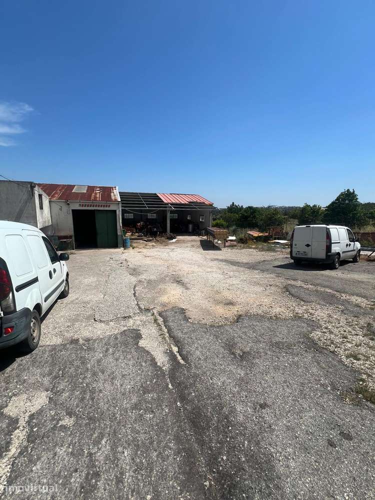 Imóvel com Diversas Possibilidades de Desenvolvimento em Alburitel-23