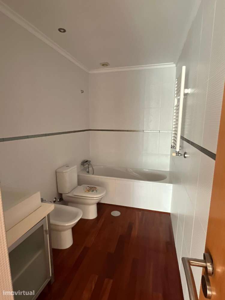 Geminada com piscina, garagem e terraço em Canidelo-33