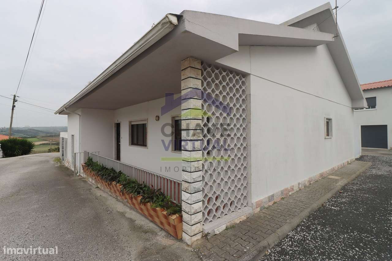 Moradia V3 com Terreno Urbano e Garagem - Seixal, Lourinhã-4