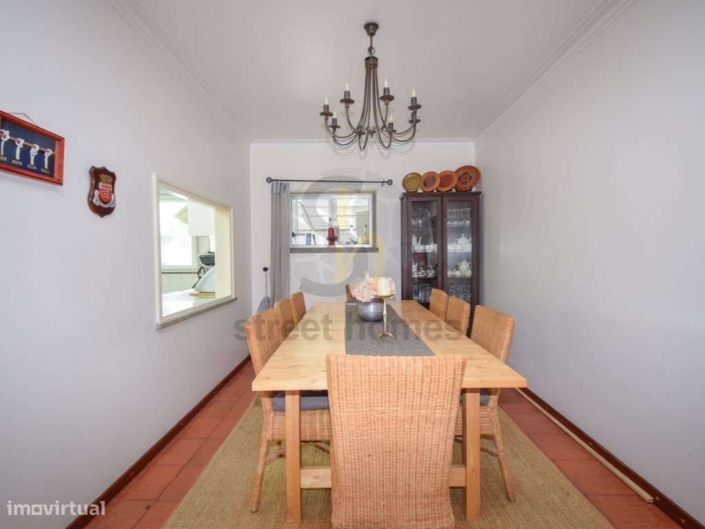 Moradia espaçosa com 2 pisos mais sótão , garagem e espaço exterior...-24