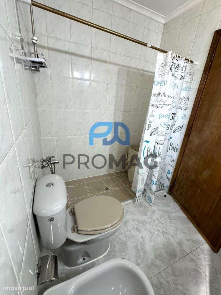 Moradia com excelente área, piscina e plena privacidade-43