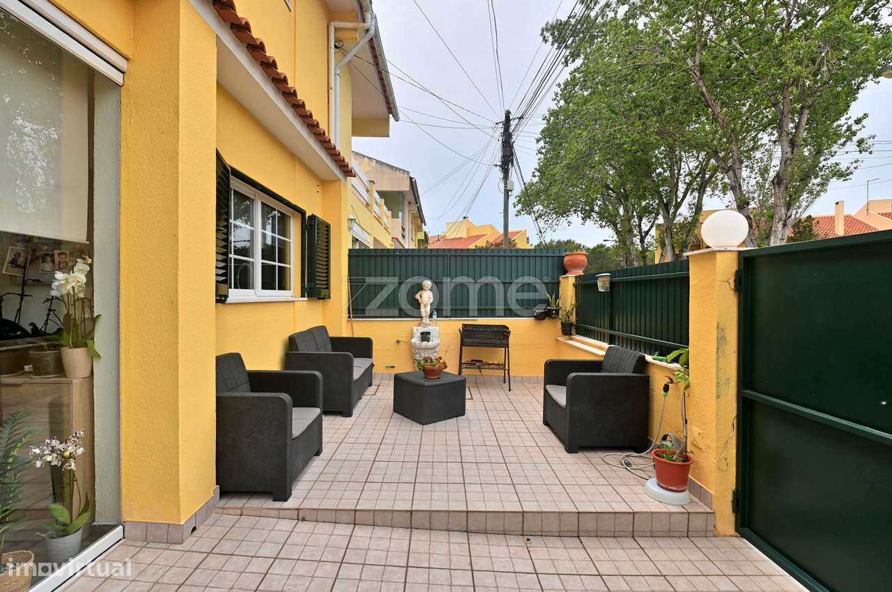 Moradia T3 + 1 remodelada, na Aldeia de Juso (Bairro Chesol)-35
