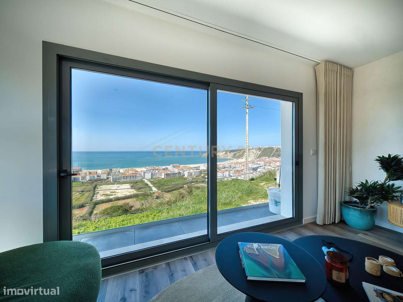 Um refúgio exclusivo suspenso sobre o Atlântico, na Nazaré - Grande imagem: 2/30