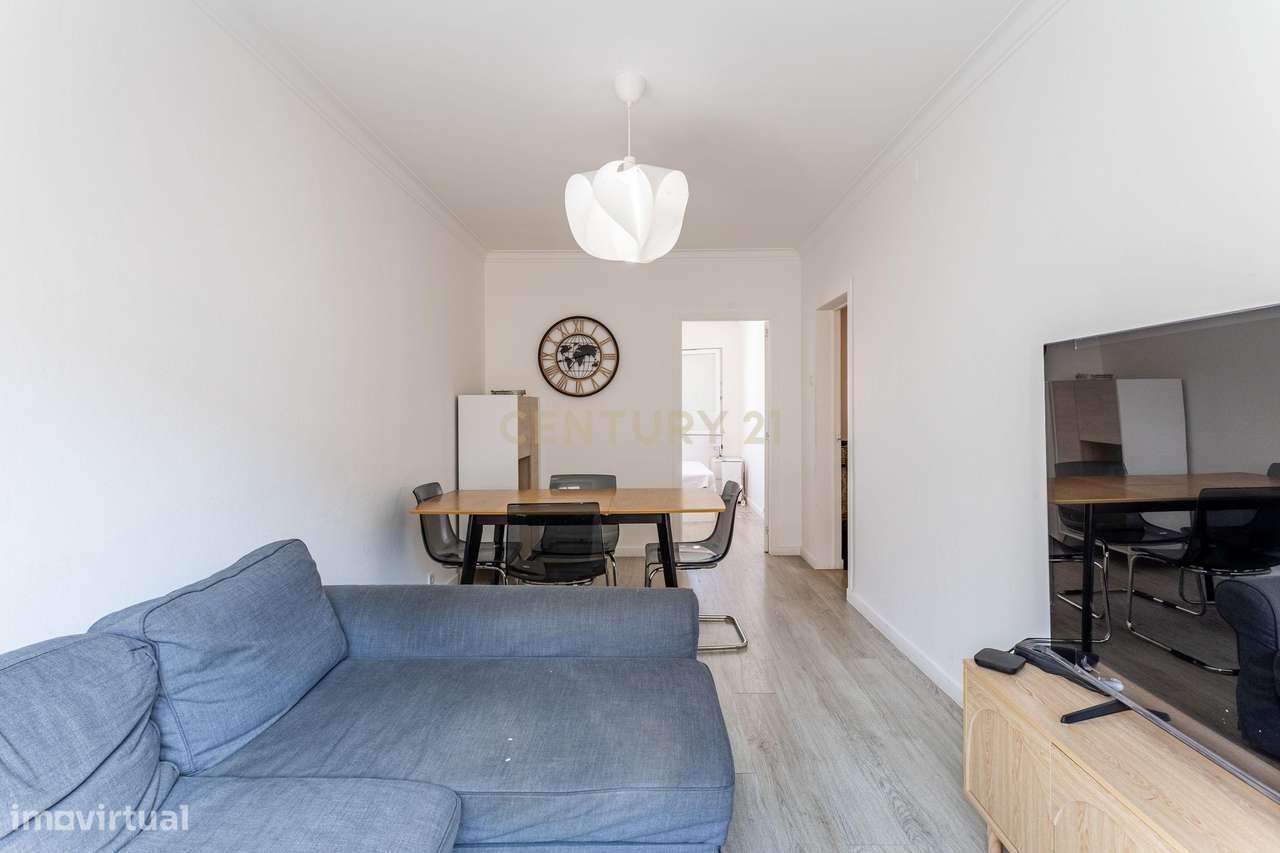 Apartamento T2 com vista desafogada em Santo António dos Cavaleiros-0