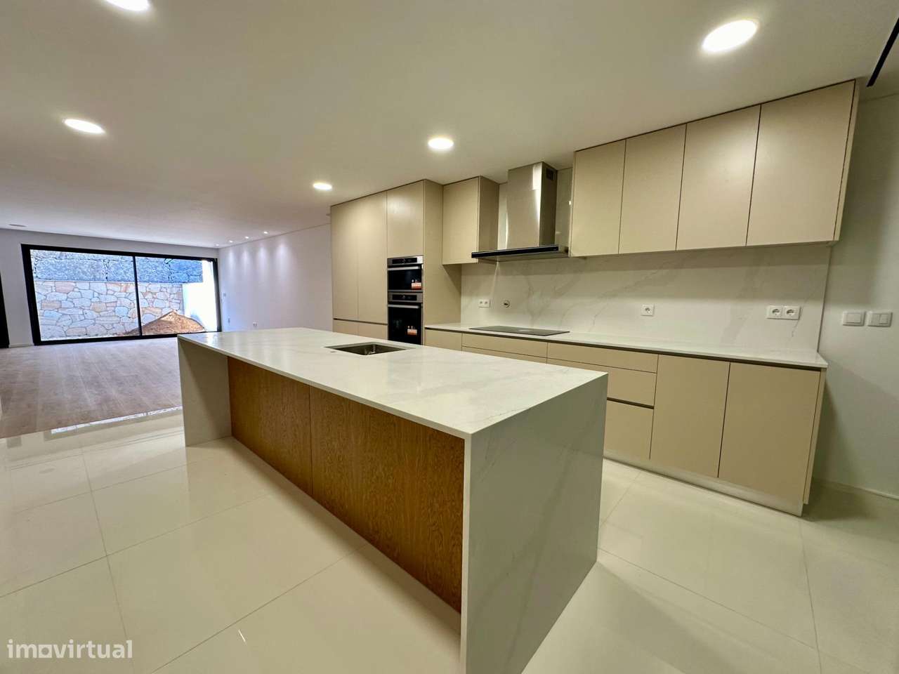 Moradia de Gaveto com dois pisos e garagem lateral-28