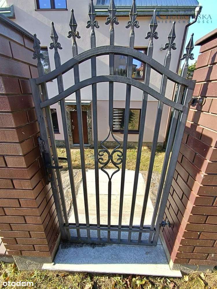 Wolnostojący dom w ładnym otoczeniu.-4