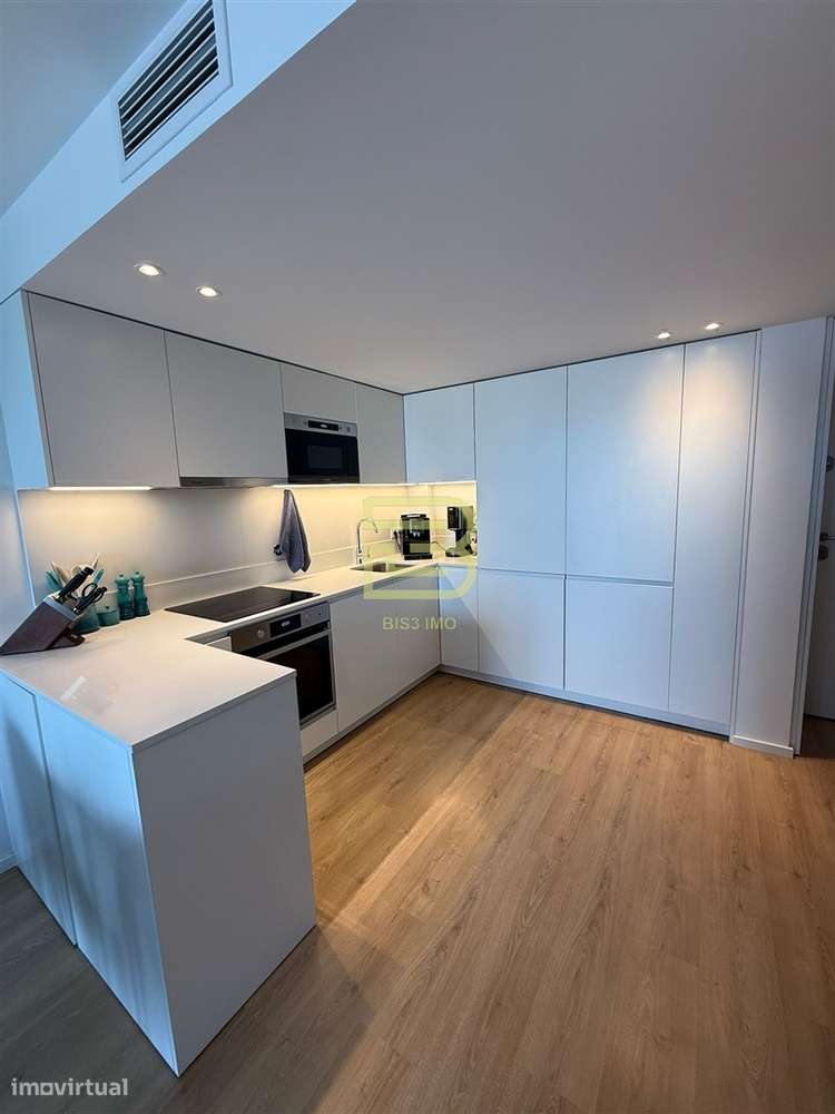 Apartamento T2, com varanda na Rua Pinto Bessa, Porto-3