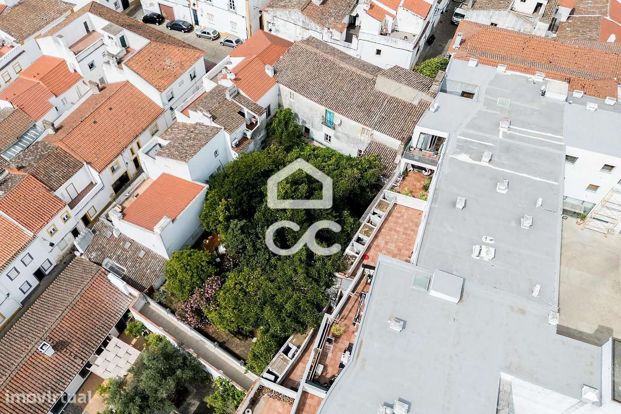 Moradia T3 Bifamiliar de 1º andar com Terraço no Centro Histórico de É-38