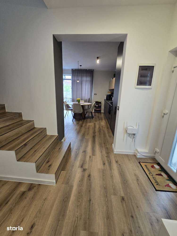 Duplex despartit prin camera tehnica - 4 camere Toate Utilitatile-8