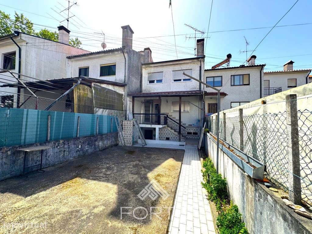 Moradia em banda T3 em São João da Madeira-0