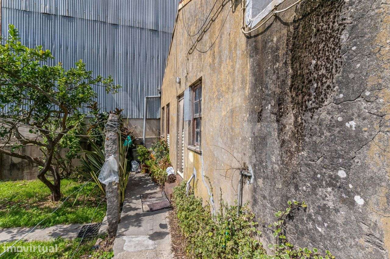 Moradia individual (293m²)com terreno (441m²) para recuperar - Espinho-5