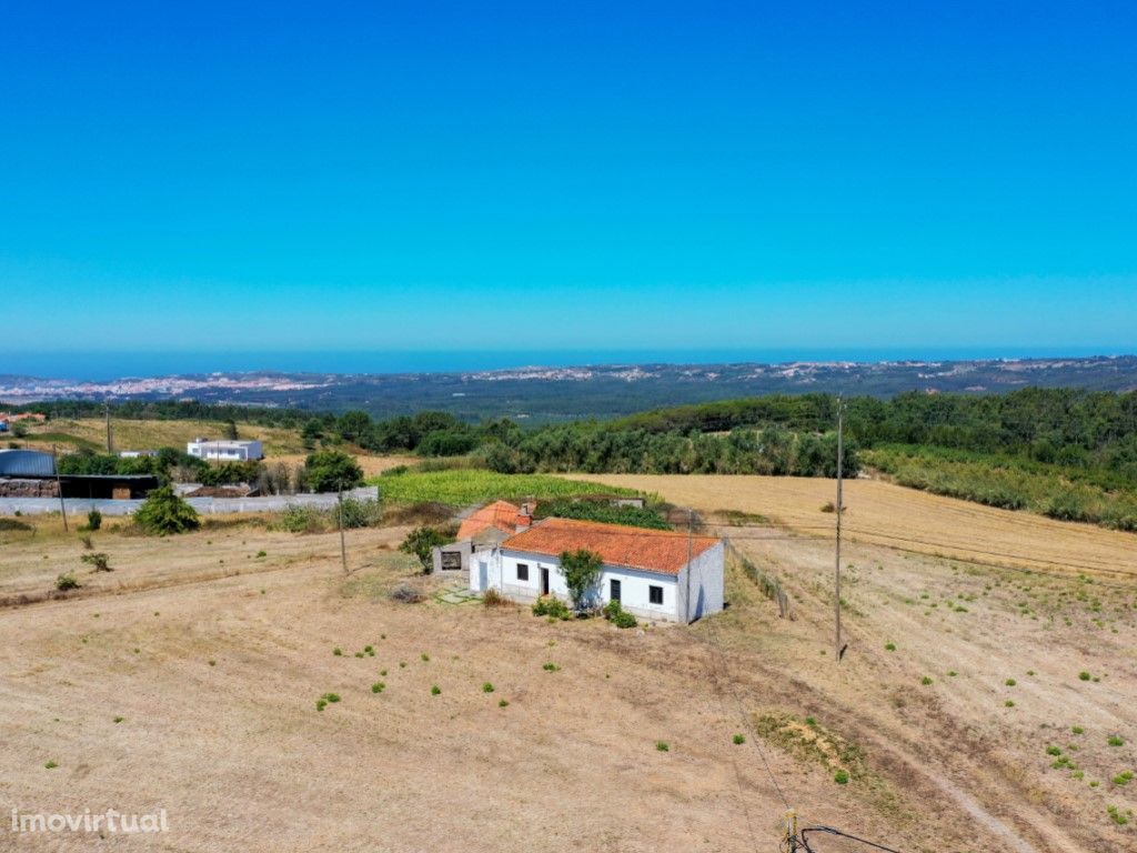 Moradia T3 para recuperar com Terreno em Raposos (Nazaré)