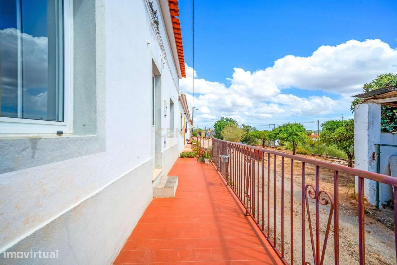 Moradia térrea renovada com dois quartos e terreno urbano, em Alcantar-1