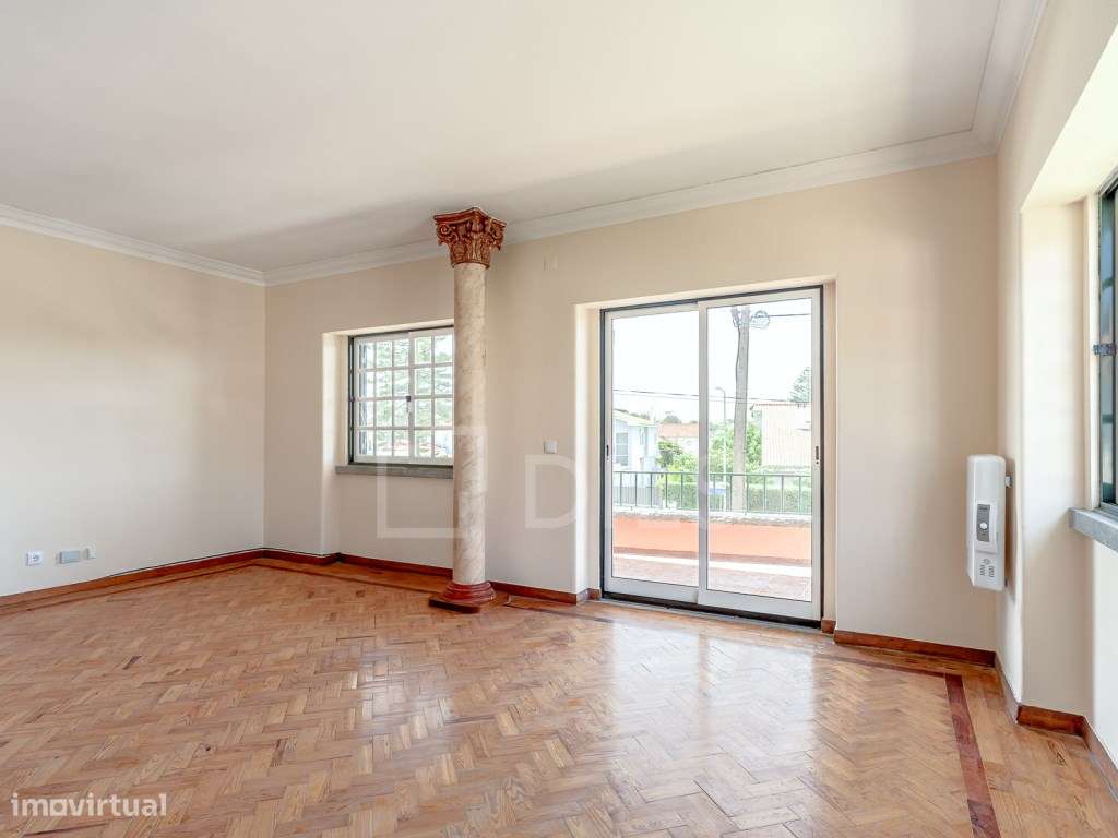 Moradia T8 isolada, com jardim e piscina no centro da Parede-27
