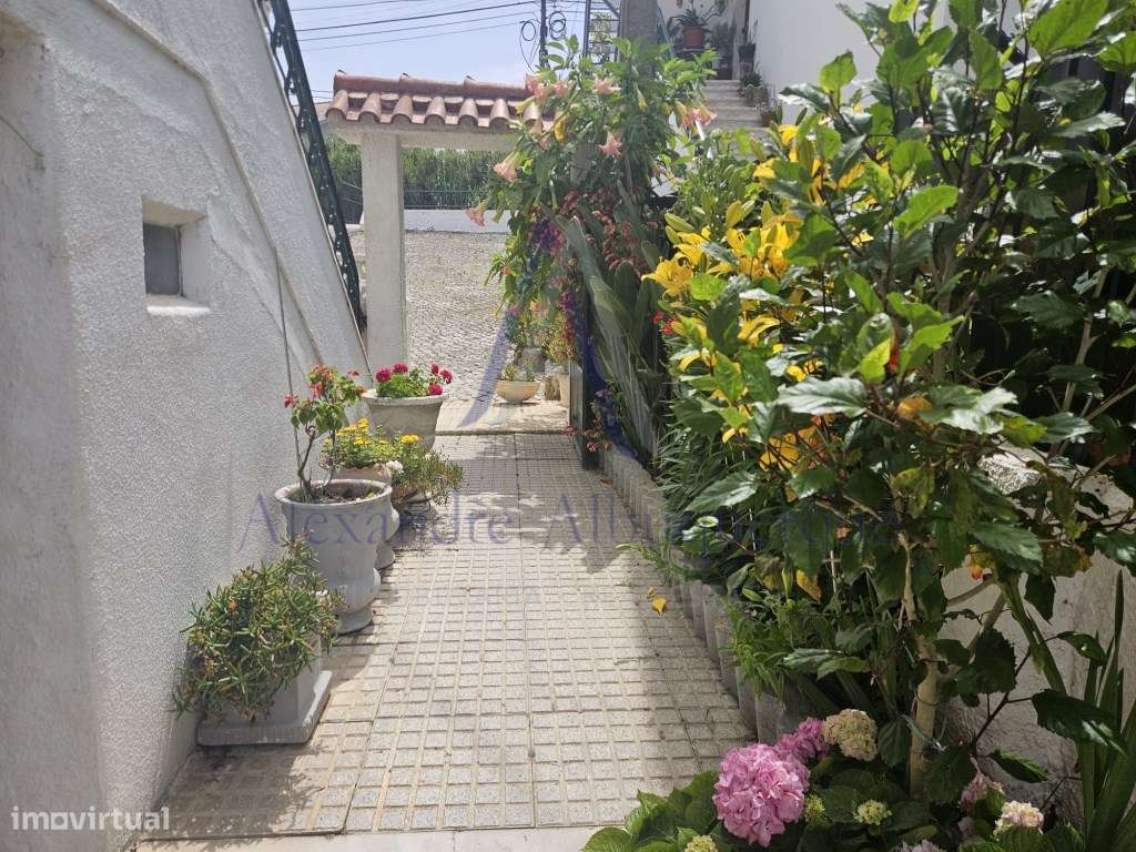 Moradia com anexo e espaço comercial.-37