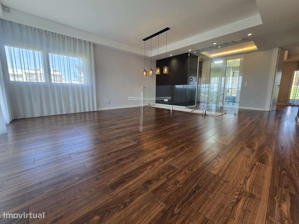 Apartamento T1+2 Duplex, com varanda - Quinta de Santa Teresa - Grande imagem: 2/25