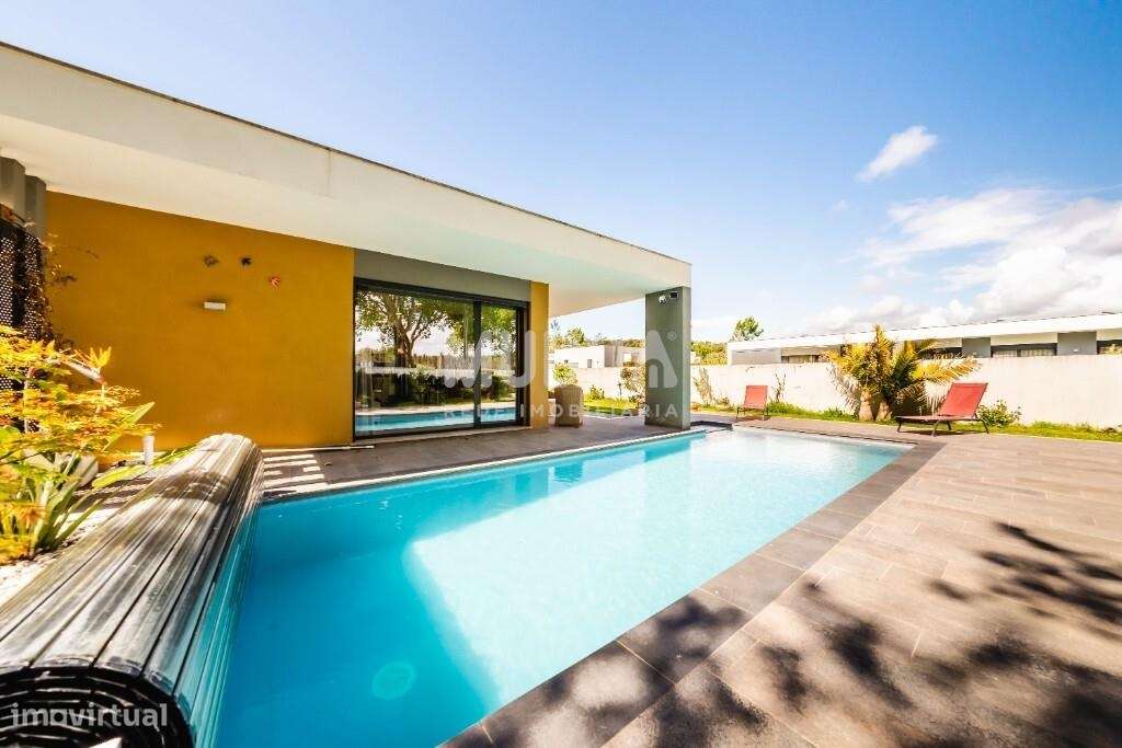 Moradia T3 Premium com Piscina, Jacuzzi e Design Contemporâneo na Foz-37