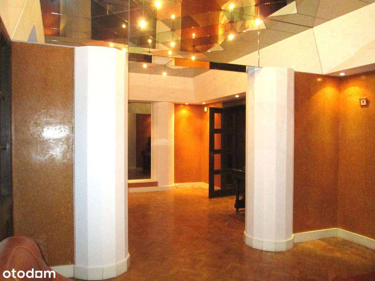 NIETUZINKOWY DOM Z MOŻLIWOŚCIĄ PODZAŁU NADAJĄCY SIĘ NA SIEDZIBĘ FIRMY.-12