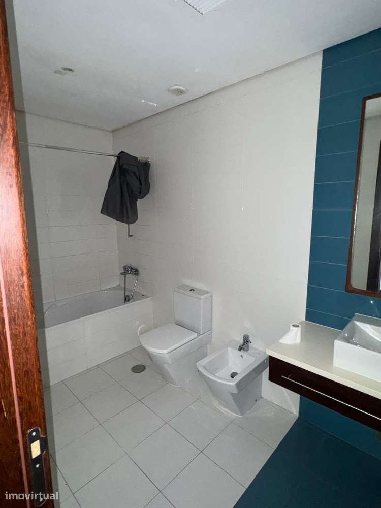 T4 com varanda, garagem e acessibilidade, 195m²-10