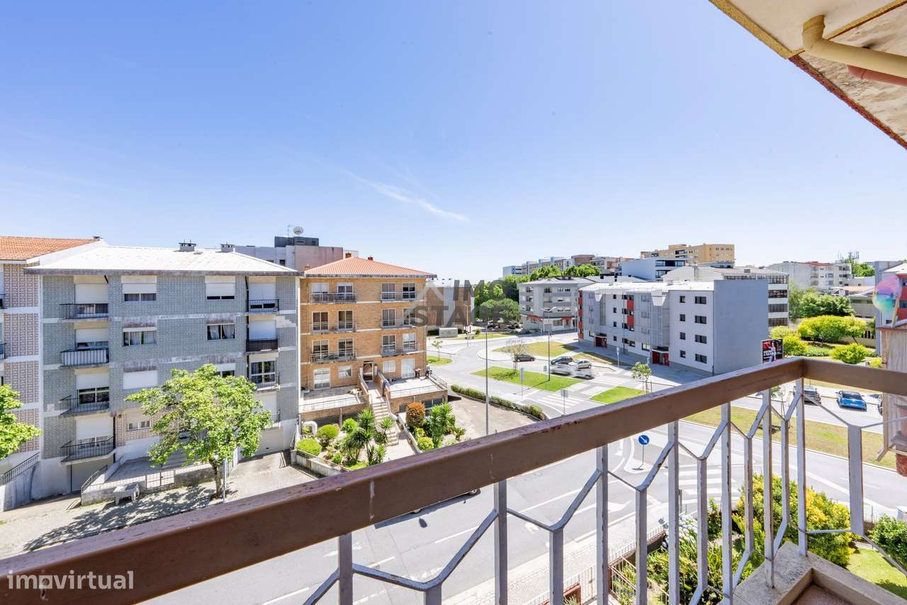 Apartamento T2+1 situado no Centro da Maia-12