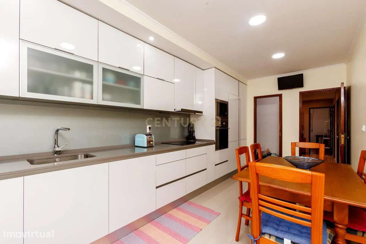 T2 R/c. alto - Remodelado - Torre da Marinha-7