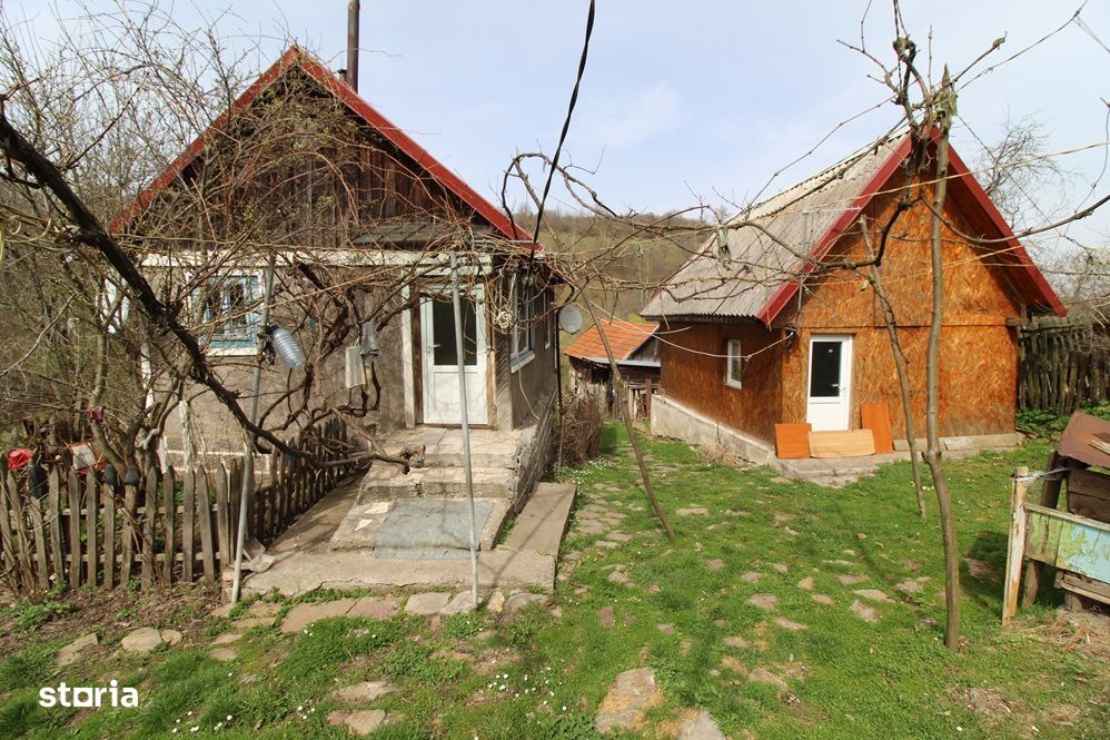 Vând gospodărie în Ruda(Ghelari), la 22 km de Hunedoara, teren 2686mp